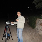 Oscar Ferreyra con sus prismáticos, infaltables para toda salida de observación.